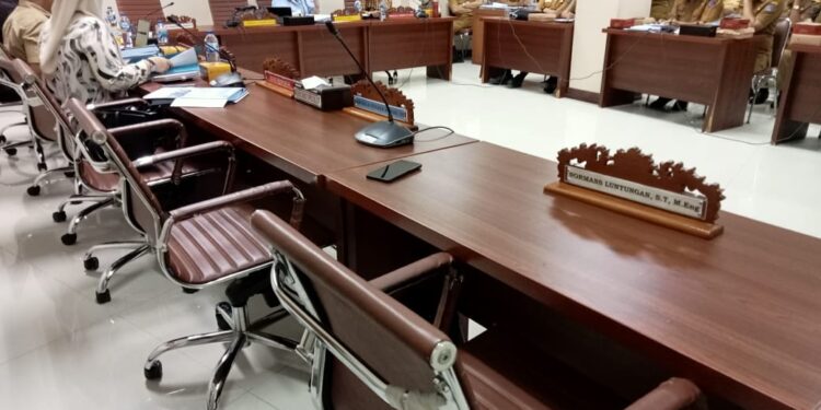 Tempat duduk dari anggota Komisi II DPRD Sulut yang terlihat kosong. (foto: meikel/barta1.com )