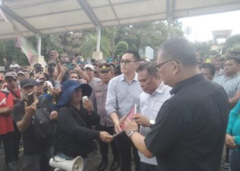 Pimpinan dan Anggota DPRD Sulut siap lanjutkan aspirasi masyarakat. (foto: meikel/barta)