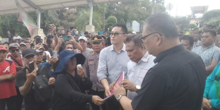 Pimpinan dan Anggota DPRD Sulut siap lanjutkan aspirasi masyarakat. (foto: meikel/barta)