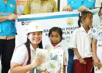Perokris PLN Regional Palu berbagi kasih dengan siswa-siswi SDN 13 Sindue Tombusabora. (Foto: Humas PLN Sulutenggo)