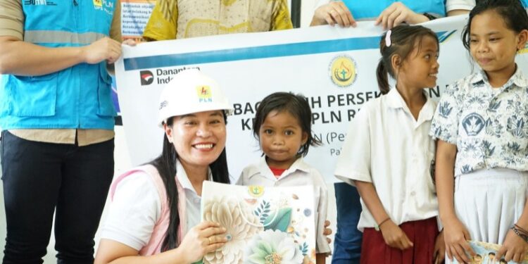 Perokris PLN Regional Palu berbagi kasih dengan siswa-siswi SDN 13 Sindue Tombusabora. (Foto: Humas PLN Sulutenggo)