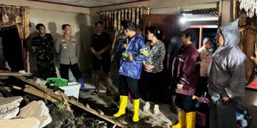 Personil Polres Bitung Bantu Warga terdampak Banjir dan Longsor. (foto: Chris/Barta1)