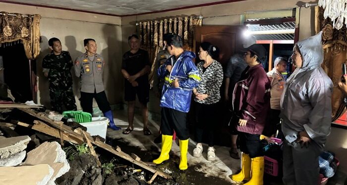 Personil Polres Bitung Bantu Warga terdampak Banjir dan Longsor. (foto: Chris/Barta1)