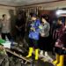 Personil Polres Bitung Bantu Warga terdampak Banjir dan Longsor. (foto: Chris/Barta1)