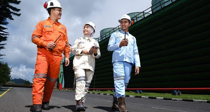Petugas PLN Indonesia Power tengah memastikan keandalan PLTP Kamojang berkapasitas 140 megawatt yang berkontribusi dalam layanan Renewable Energy Certificate. (foto: Humas PLN)