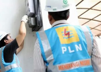 Petugas PLN melakukan penambahan daya di salah satu rumah tangga. (foto: Humas PLN)
