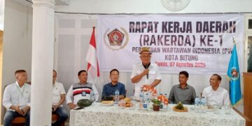 Plt Ketua PWI Sulut, Vanny Loupatty membawakan sambutan pada (Rakerda) Perdana PWI Kota Bitung. (foto: Chris/Barta1)