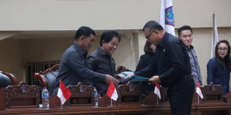Penyerahan dokumen pandangan akhir Fraksi - fraksi terhadap Perda RPJMD 2025-2029. (foto: istimewa)