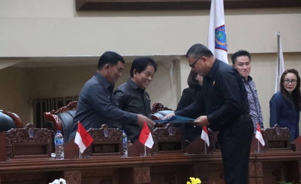 Penyerahan dokumen pandangan akhir Fraksi - fraksi terhadap Perda RPJMD 2025-2029. (foto: istimewa)