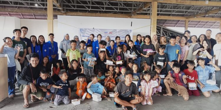 Foto bersama dosen dan mahasiswa Jurusan AB Polimdo bersama anak-anak Komunitas Dinding Manado. (foto: meikel/barta)