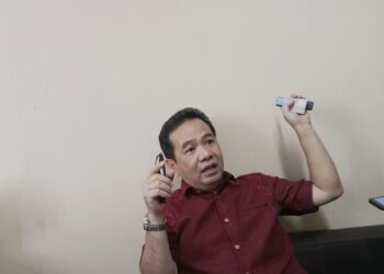 Ketua Fraksi Demokrat, Ronald Sampel. (foto: meikel/barta)