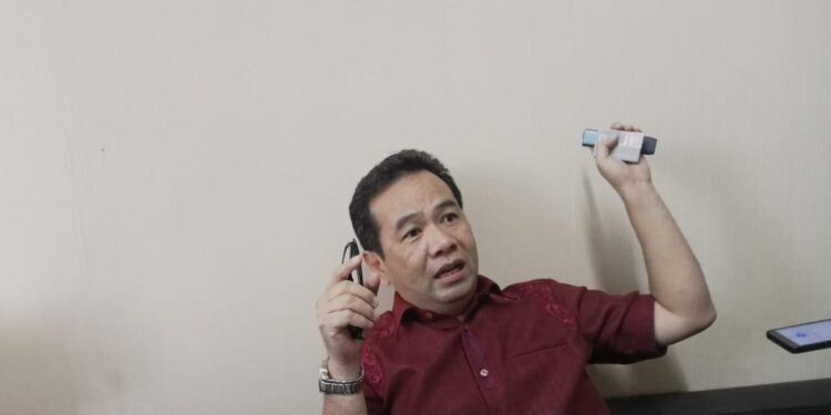 Ketua Fraksi Demokrat, Ronald Sampel. (foto: meikel/barta)