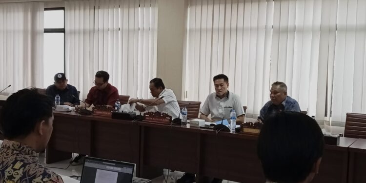 Kondisi RDP Komisi III DPRD Sulut bersama Satuan Kerja Prasarana Strategis. (foto: meikel/barta)
