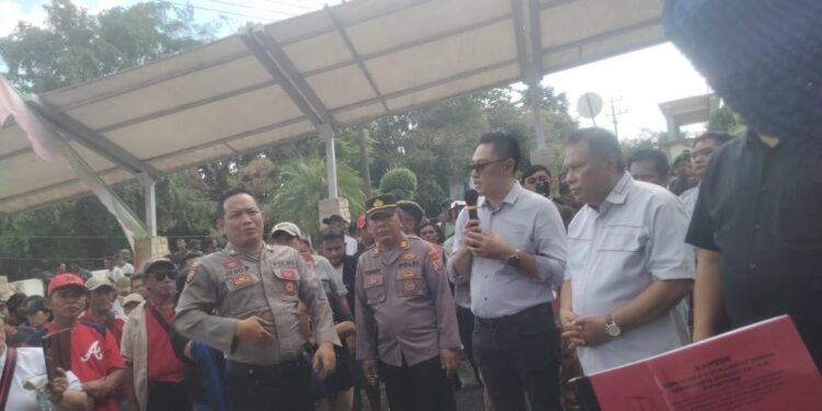Wakil Ketua DPRD Sulut, Royke Anter, saat menyampaikan pendapat di depan massa aksi. (foto: meikel/barta)