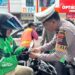 Satlantas Polres Bitung bagikan Bendera Merah Putih ke pengemudi Ojek Online. (foto: Chris/Barta1)