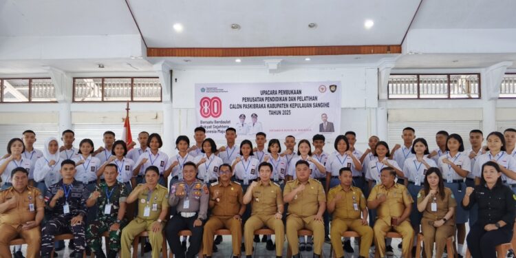 Foto; Bupati dan Wakil Bupati bersama tim Paskibraka Tahun 2025. (Dok. Rendy/Barta1)