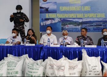 Foto: Konferensi pers penyerahan barang bukti oleh Lanal Tahuna. (Dok. Rendy/Barta1)