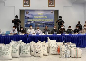 Foto: Konferensi pers penyerahan barang bukti B3 oleh Lanal Tahuna, di Mako Lanal Tahuna, Rabu, (6/8/ 2025). (Dok. Istimewa)