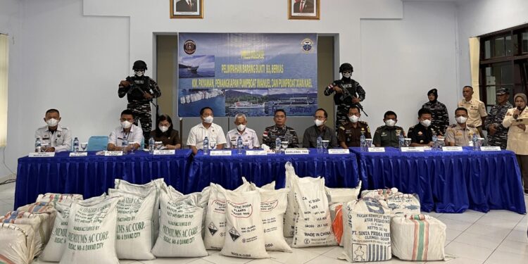 Foto: Konferensi pers penyerahan barang bukti B3 oleh Lanal Tahuna, di Mako Lanal Tahuna, Rabu, (6/8/ 2025). (Dok. Istimewa)