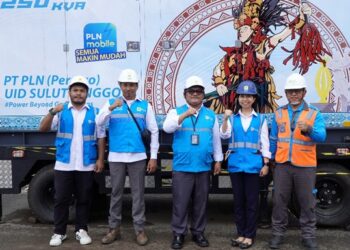 Tim PLN menjaga pasokan listrik aman selama Tomohon International Flower Festoval berlangsung. (foto: Humas PLN)