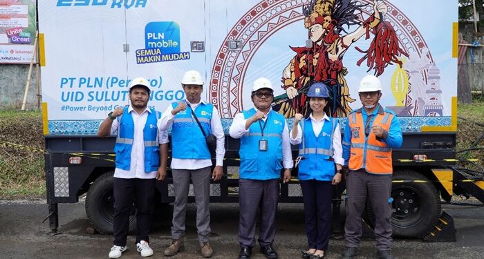 Tim PLN menjaga pasokan listrik aman selama Tomohon International Flower Festoval berlangsung. (foto: Humas PLN)