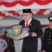 Foto: Ketua DPRD Sangihe Ferdy Sondakh membacakan naskah Proklamasi. (Dok. Istimewa)