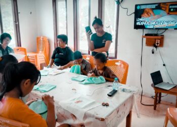 FOTO: Lomba mengarawang, keterampilan menyulam benang pada kain pilihan diikuti 4 orang anak. (Dok. Aryanto Afandy Sudarja)