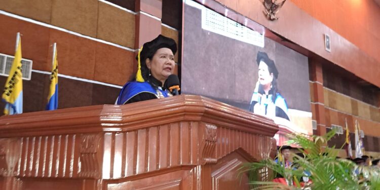 Direktur Polimdo, Dra Mareyke Alelo,MBA saat memberikan sambutan. (foto: istimewa)