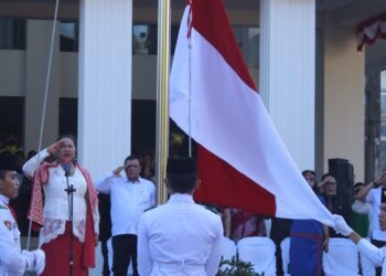 Direktur Polimdo, Dra Mareyke Alelo, MBA saat mempimpin upacara dalam rangka HUT RI ke - 80 Tahun. (foto: istimewa)