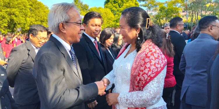 kademisi Jurusan AB, DR. Robby T. Mamusung, SE.,MM dan Direktur Polimdo, Dra Mareyke Alelo, MBA. (foto: meikel/barta)