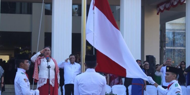 Direktur Polimdo, Dra Mareyke Alelo, MBA saat mempimpin upacara dalam rangka HUT RI ke - 80 Tahun. (foto: istimewa)