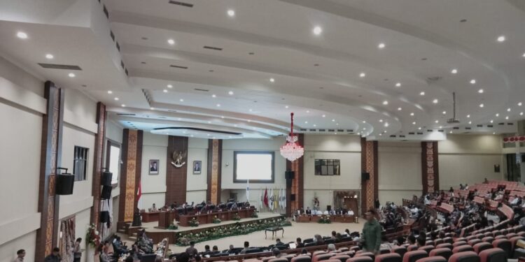Situasi di Ruang Paripurna DPRD Sulut. (foto: meikel/barta)