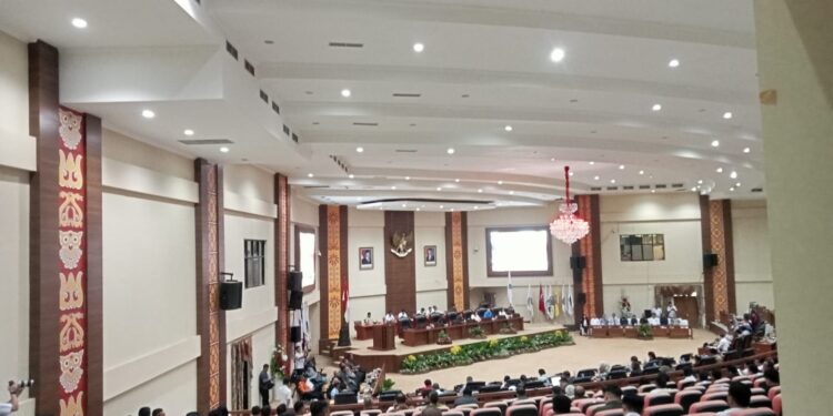 Situasi di Ruang Paripurna DPRD Sulut. (foto: meikel/barta)