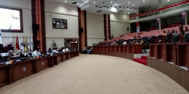 Situasi pembahasan di Ruangan Paripurna terkait APBDP. (foto: meikel/barta)