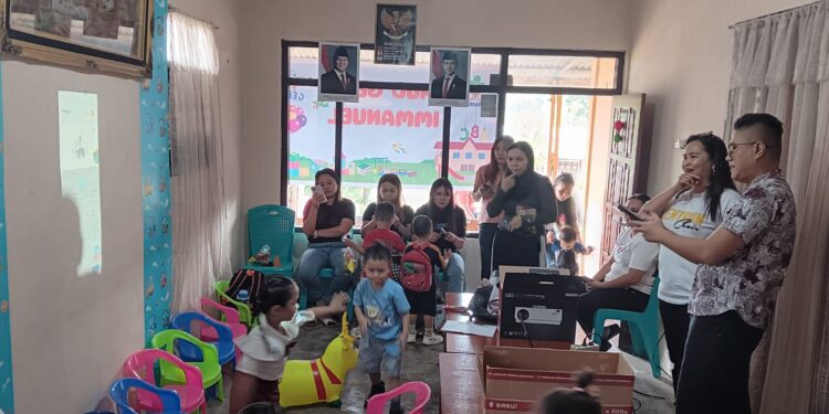 Tim PKM Polimdo memberikan pelatihan penggunaan proyektor bagi guru, orang tua, dan anak-anak didik di PAUD Immanuel. (foto: istimewa)