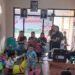 Tim PKM Polimdo memberikan pelatihan penggunaan proyektor bagi guru, orang tua, dan anak-anak didik di PAUD Immanuel. (foto: istimewa)