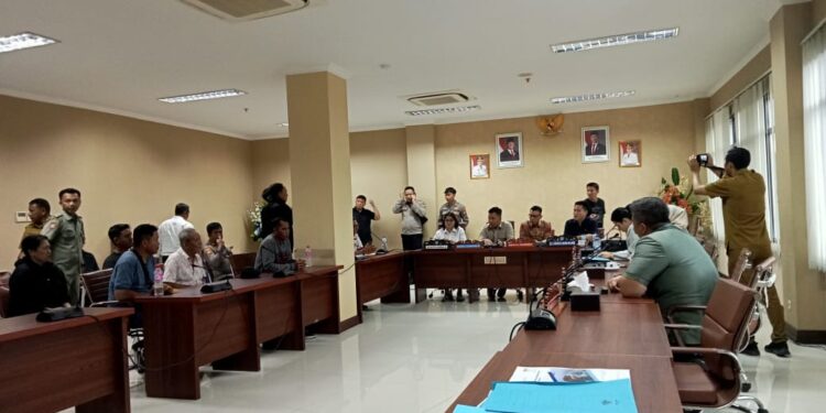Situasi RDP Komisi 1 DPRD Sulut bersama masyarakat. (foto: meikel/barta)
