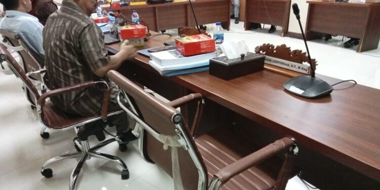 Kursi Kosong di antara jajaran Komisi II DPRD Provinsi Sulut. (foto: meikel/barta)