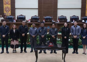 Foto bersama Pimpinan DPRD Sulut bersama Gubenur Yulius Selvanus dan Wakil Gubernur Victor Mailangkay. (foto: istimewa)