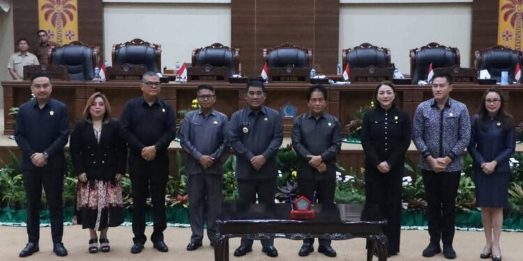 Foto bersama Pimpinan DPRD Sulut bersama Gubenur Yulius Selvanus dan Wakil Gubernur Victor Mailangkay. (foto: istimewa)