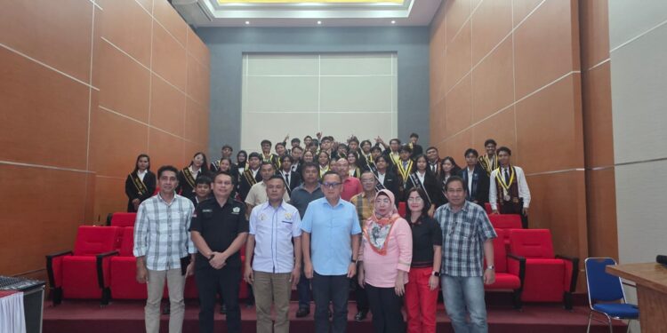 Foto bersama Wakil Direktur Bidang Kemahasiswaan dan Alumni Polimdo, Ir. Rudolf Estephanus Golioth Mait, ST., MT bersama Kepala Jurusan Teknik Elektro, Marson Budiman, SST., MT dan Mahasiswa Akhir D3 Komputer. (foto: istimewa)