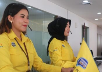 Maria Margaretha (kiri) saat melayani pelanggan PLN. Maria berhasil meraih penghargaan Gold Winner pada Global Contact Center World Awards 2025 dari dua kategori, yakni Best Public Service dan Best Sales Campaign. (Foto: Humas PLN)