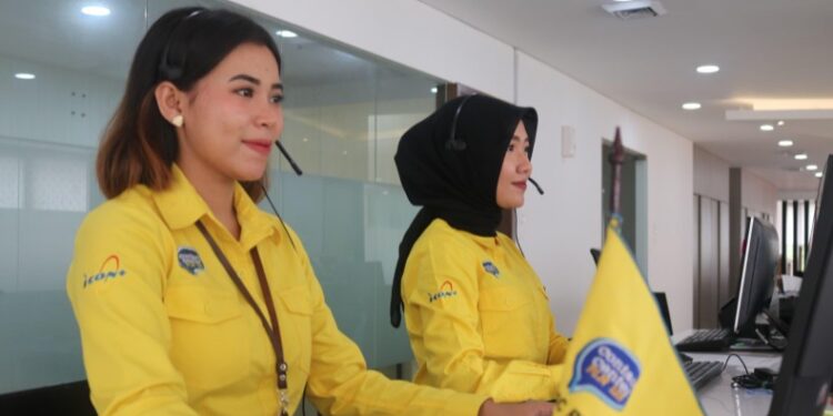 Maria Margaretha (kiri) saat melayani pelanggan PLN. Maria berhasil meraih penghargaan Gold Winner pada Global Contact Center World Awards 2025 dari dua kategori, yakni Best Public Service dan Best Sales Campaign. (Foto: Humas PLN)