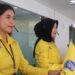 Maria Margaretha (kiri) saat melayani pelanggan PLN. Maria berhasil meraih penghargaan Gold Winner pada Global Contact Center World Awards 2025 dari dua kategori, yakni Best Public Service dan Best Sales Campaign. (Foto: Humas PLN)