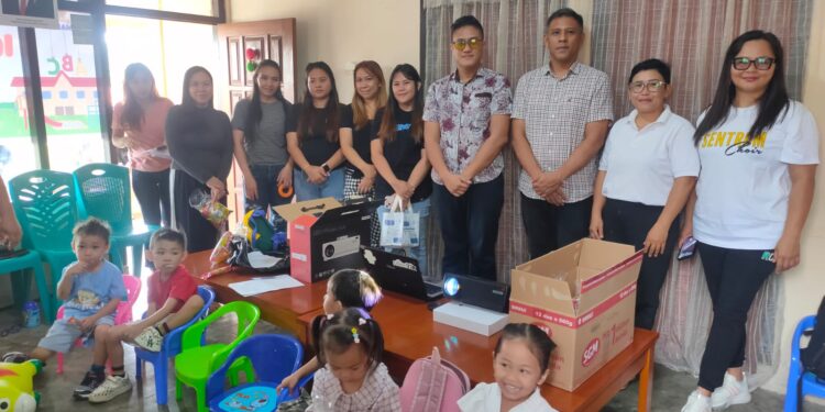 Tim PKM Polimdo bersama guru, orang tua murid dan anak-anak PAUD GEMA IMMANUEL. (foto: istimewa)