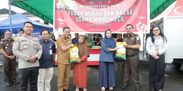 Weny Gaib Puji Pasar Murah Kejari Kotamobagu Bantu Stabilkan Harga