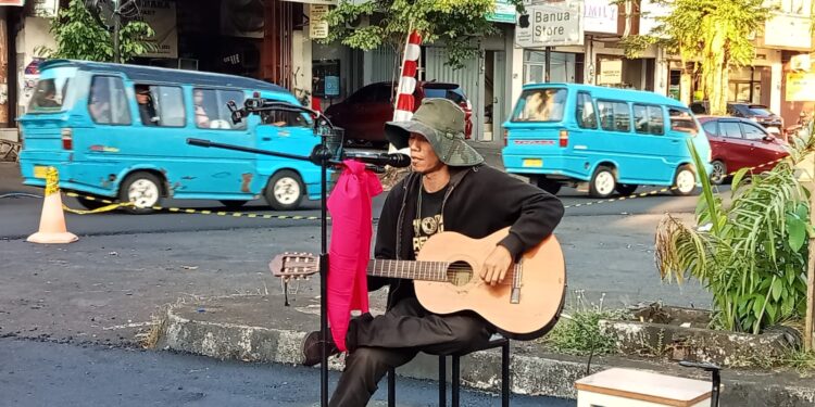 Iing Imadji saat mempersembahkan nyanyian perlawanan. (foto: meikel/barta)