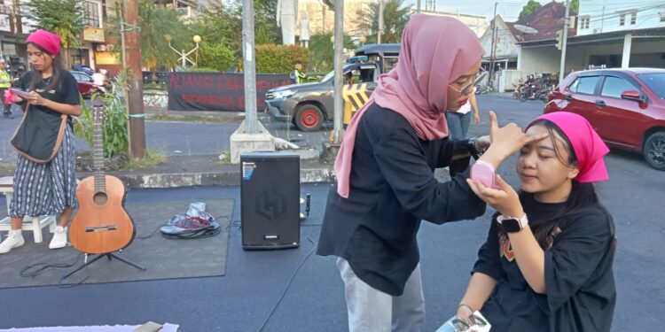 Demo makeup pada aksi API Sulut. (foto: meikel/barta)