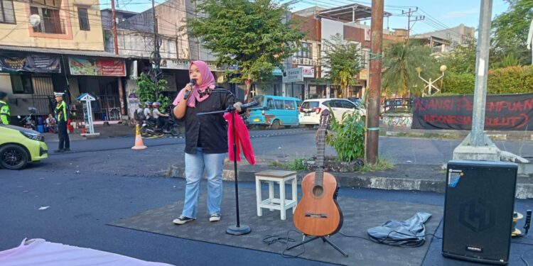 Koordinator API Sulut, Aryati Rahman saat menyampaikan aspirasinya. (foto: meikel/barta)