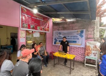 Dosen Jurusan Akuntansi Polimdo saat membagikan pemahaman tentang pelaporan keungan kepada UMKM di Kota Manado. (foto: istimewa)